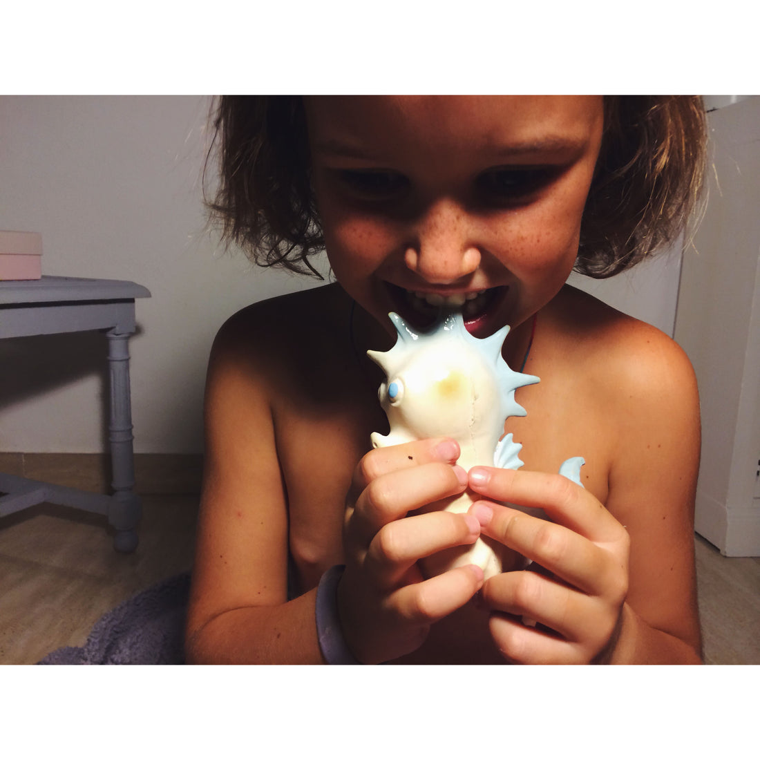 oli-&-carol-vintage-bubbles-the-sea-horse-teether- (20)