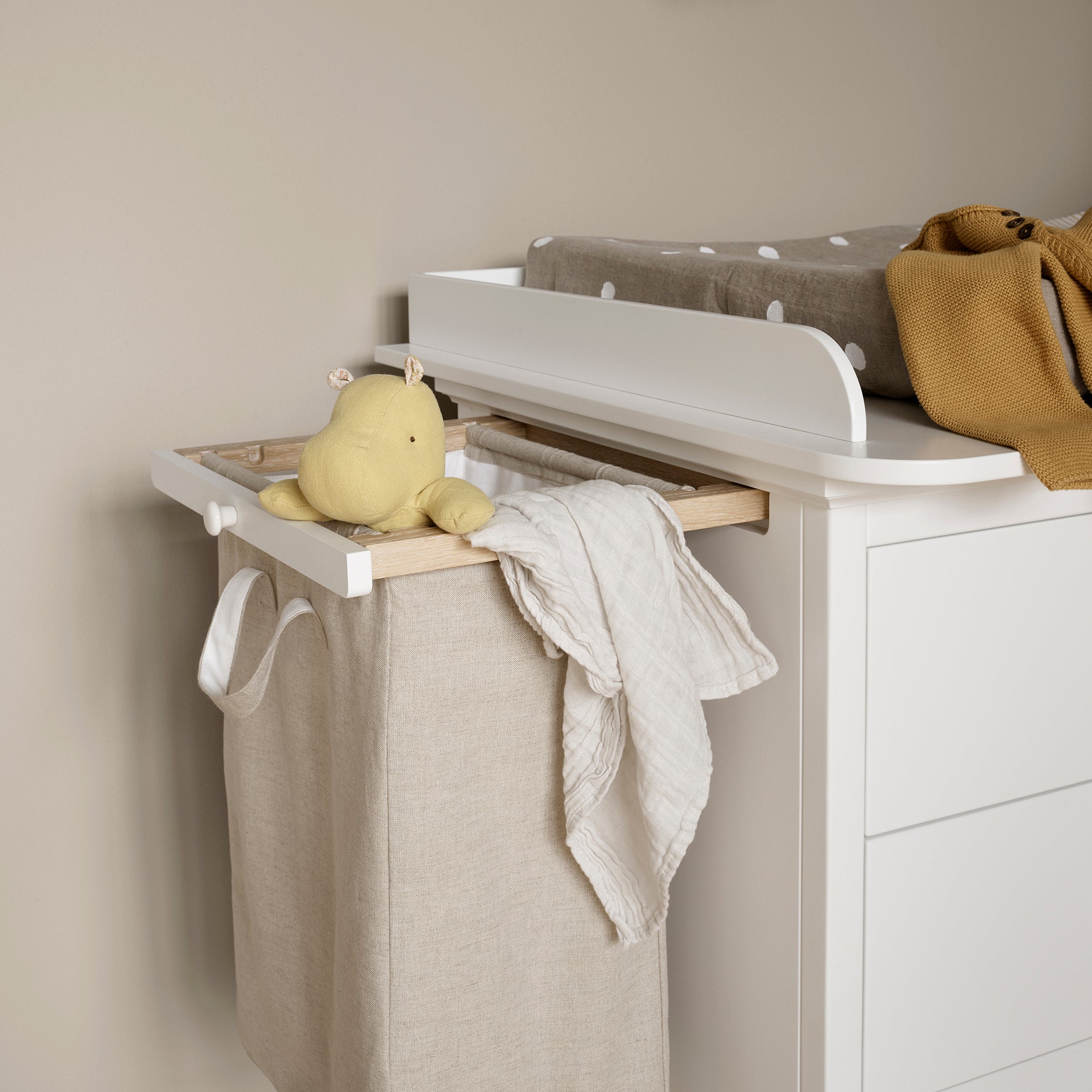 Oliver Furniture Seaside 2 Pull-Outs and Laundry Bag for Seaside Dresser with 6 Drawers 021326