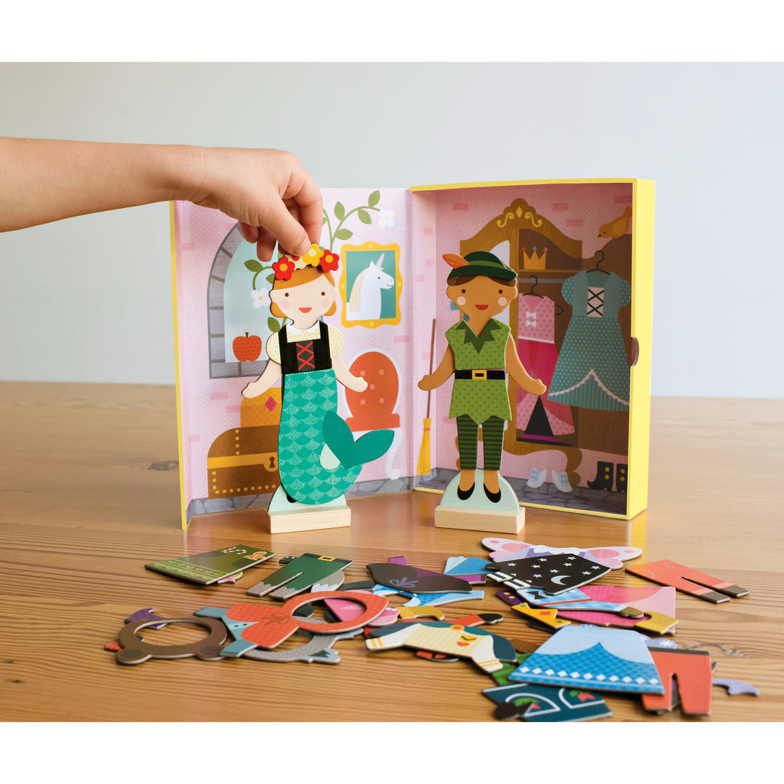 petit-collage-magnetic-dress-up-fairy-tales- (4)