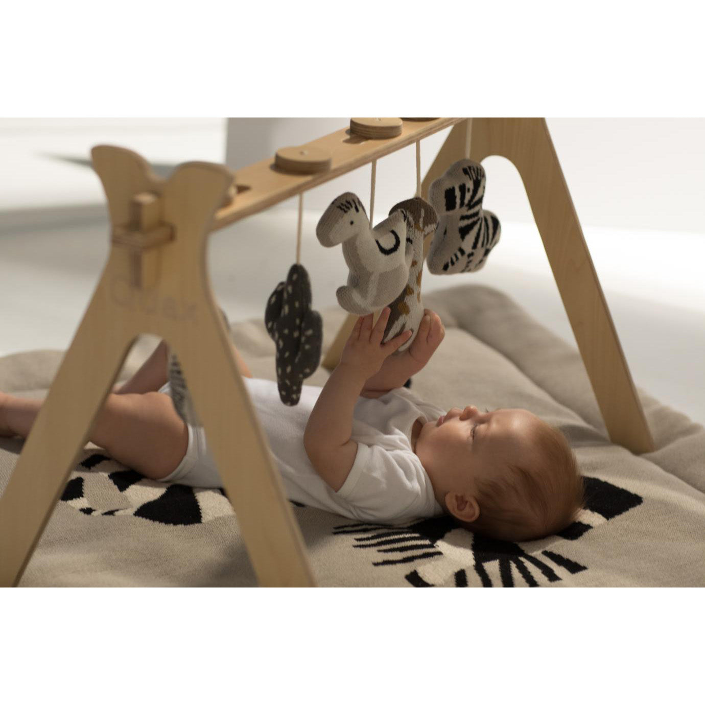 quax-knitted-playpen-mat-zebra- (2)