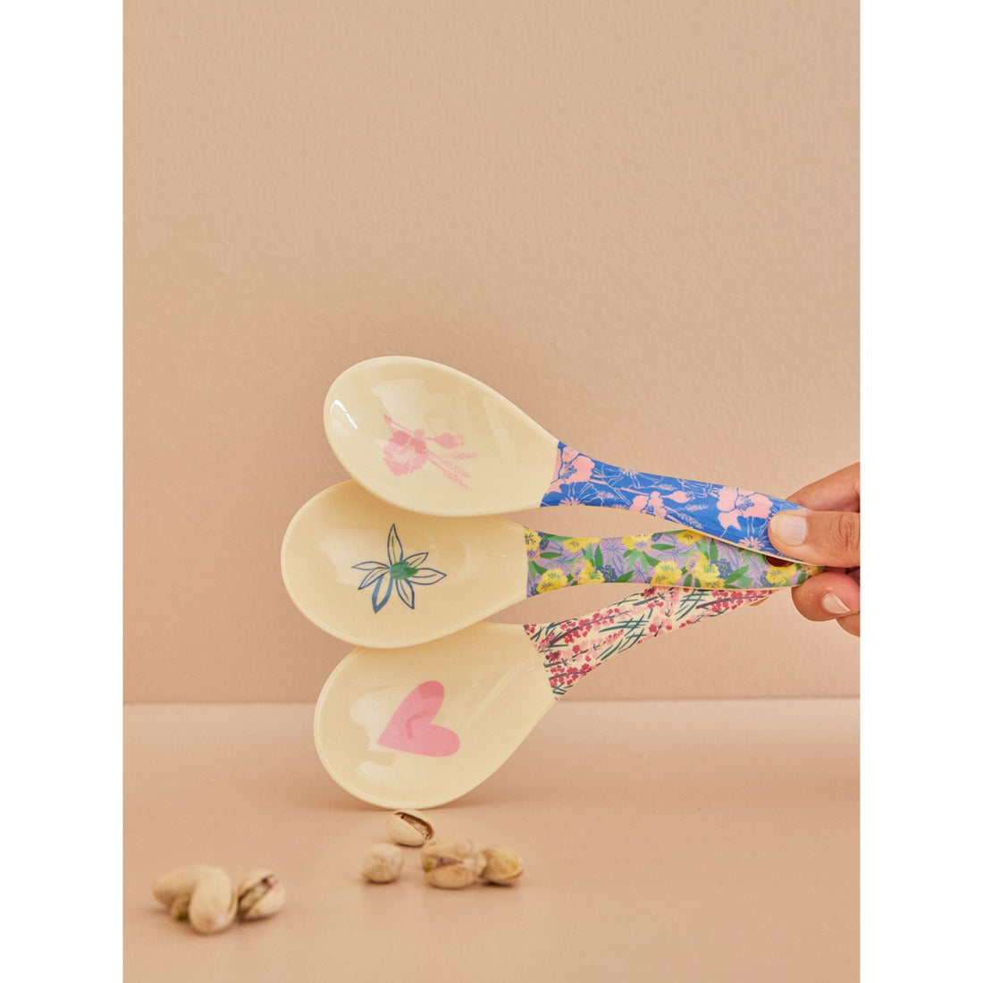 rice-dk-melamine-salad-spoon-in-fancy-pansy-prints-rice-mesal-ss23xcpfapa-