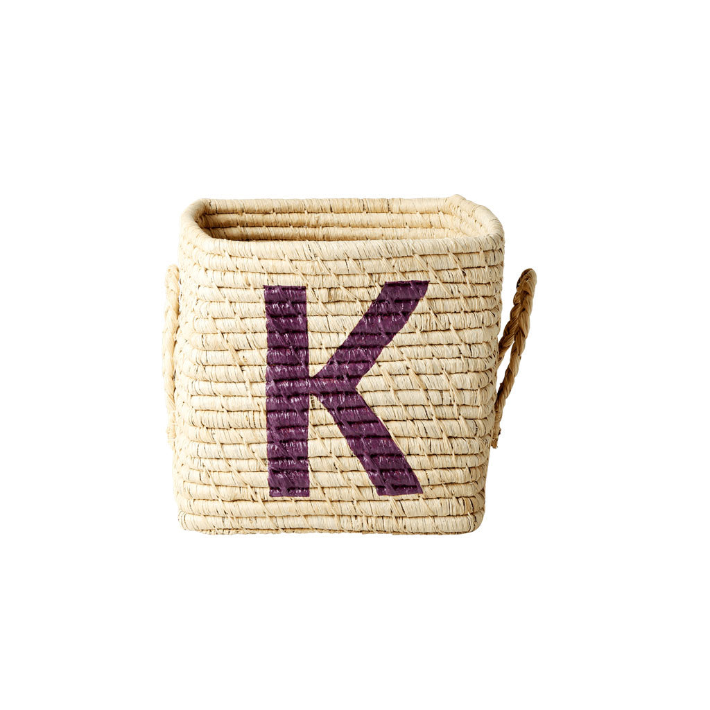 rice-dk-raffia-square-basket-with-painted-letter-k-rice-bsrat-20k-01