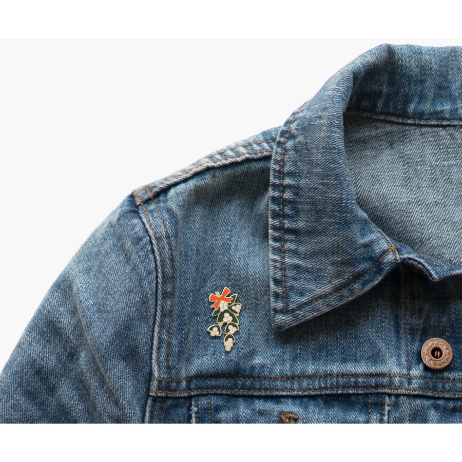 rifle-paper-co-mistletoe-enamel-pin- (3)