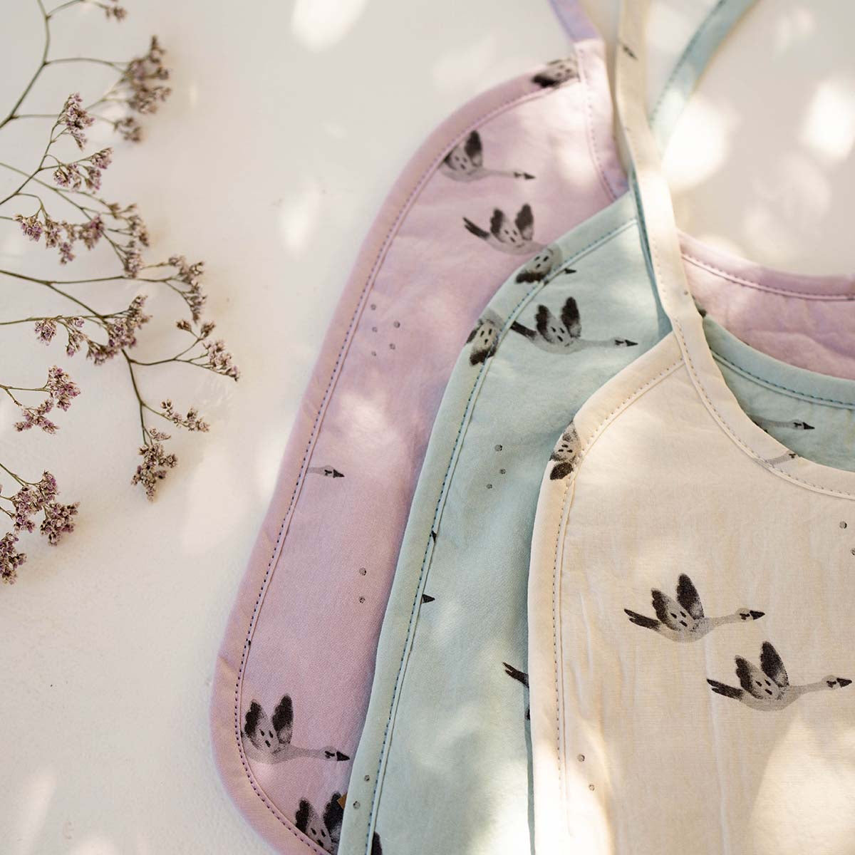 rose-in-april-anna-printed-bib-goose-lilac-ria-art000000733 (3)