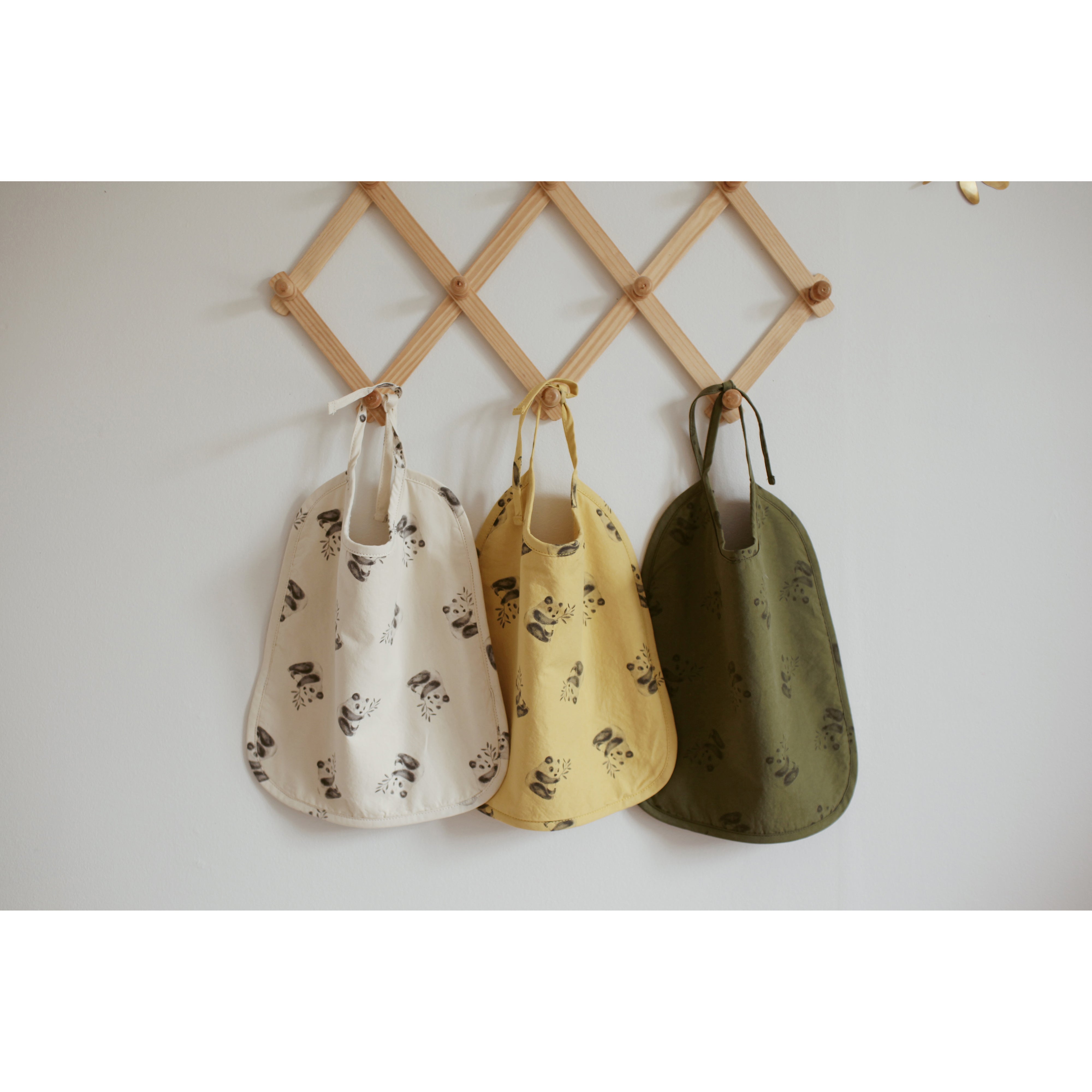 rose-in-april-anna-printed-bib-oeko-tex-panda-natural- (4)