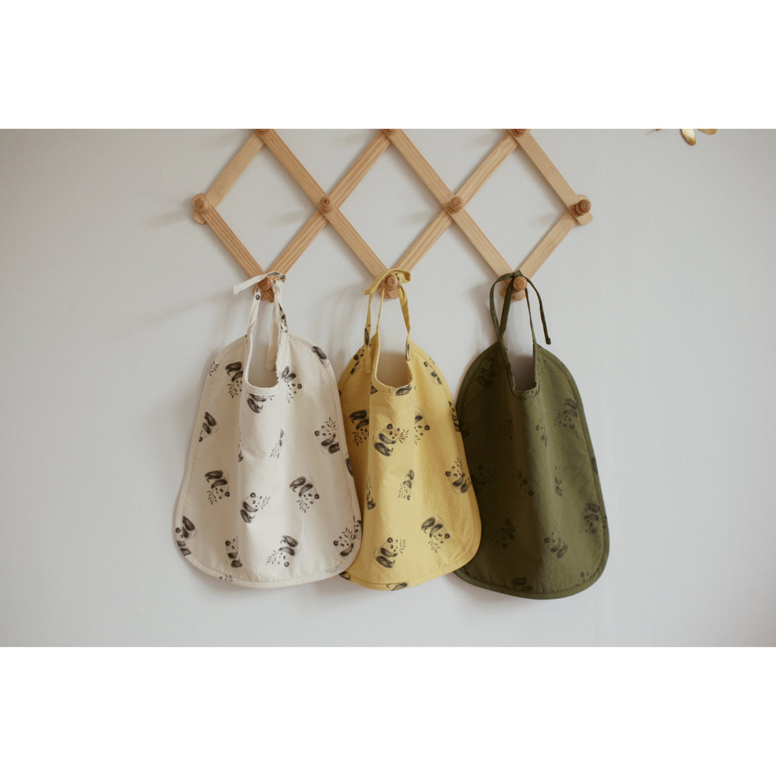 rose-in-april-anna-printed-bib-oeko-tex-panda-natural- (4)