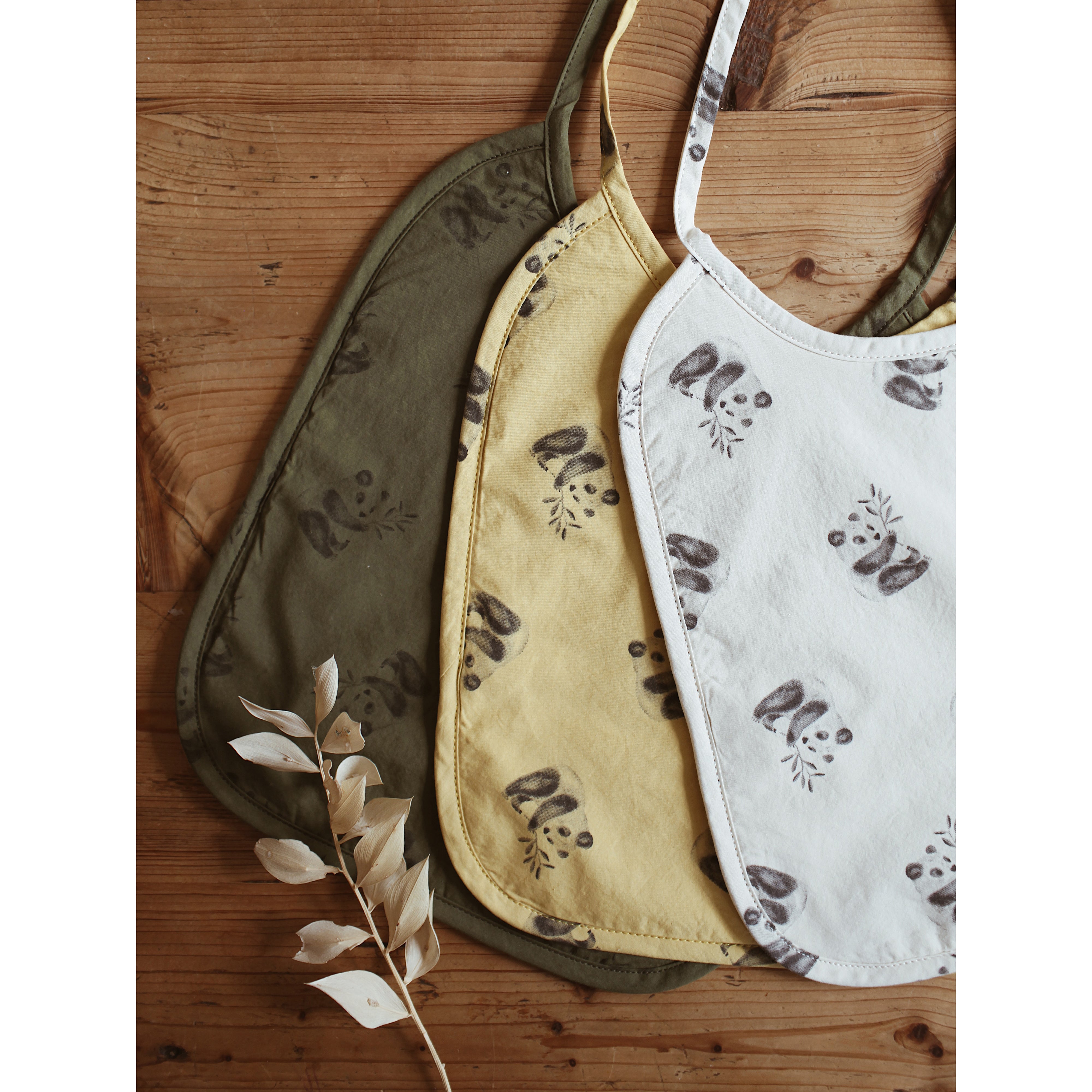 rose-in-april-anna-printed-bib-oeko-tex-panda-natural- (3)