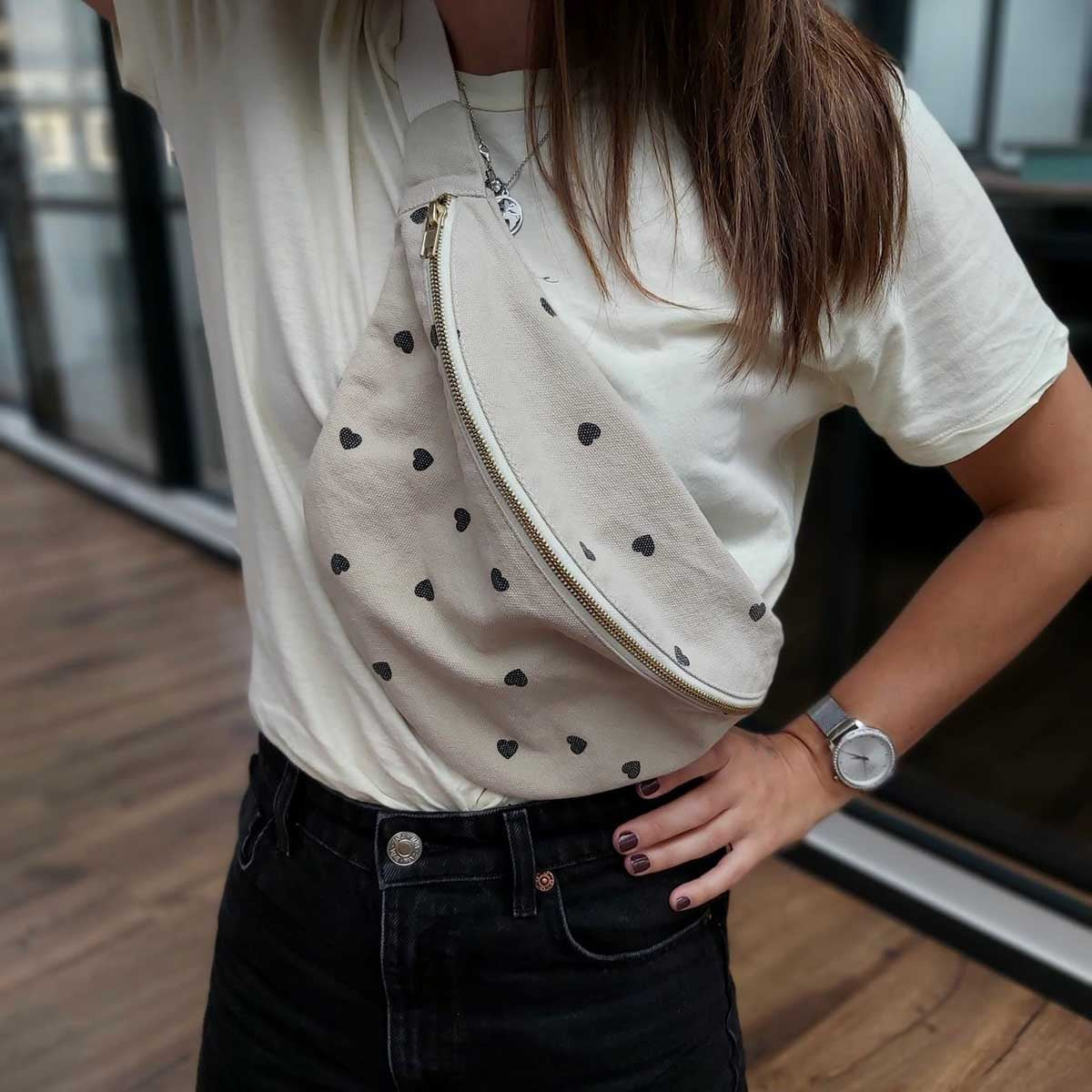 rose-in-april-banana-bag-black-heart-sand-ria-art000000826 (6)