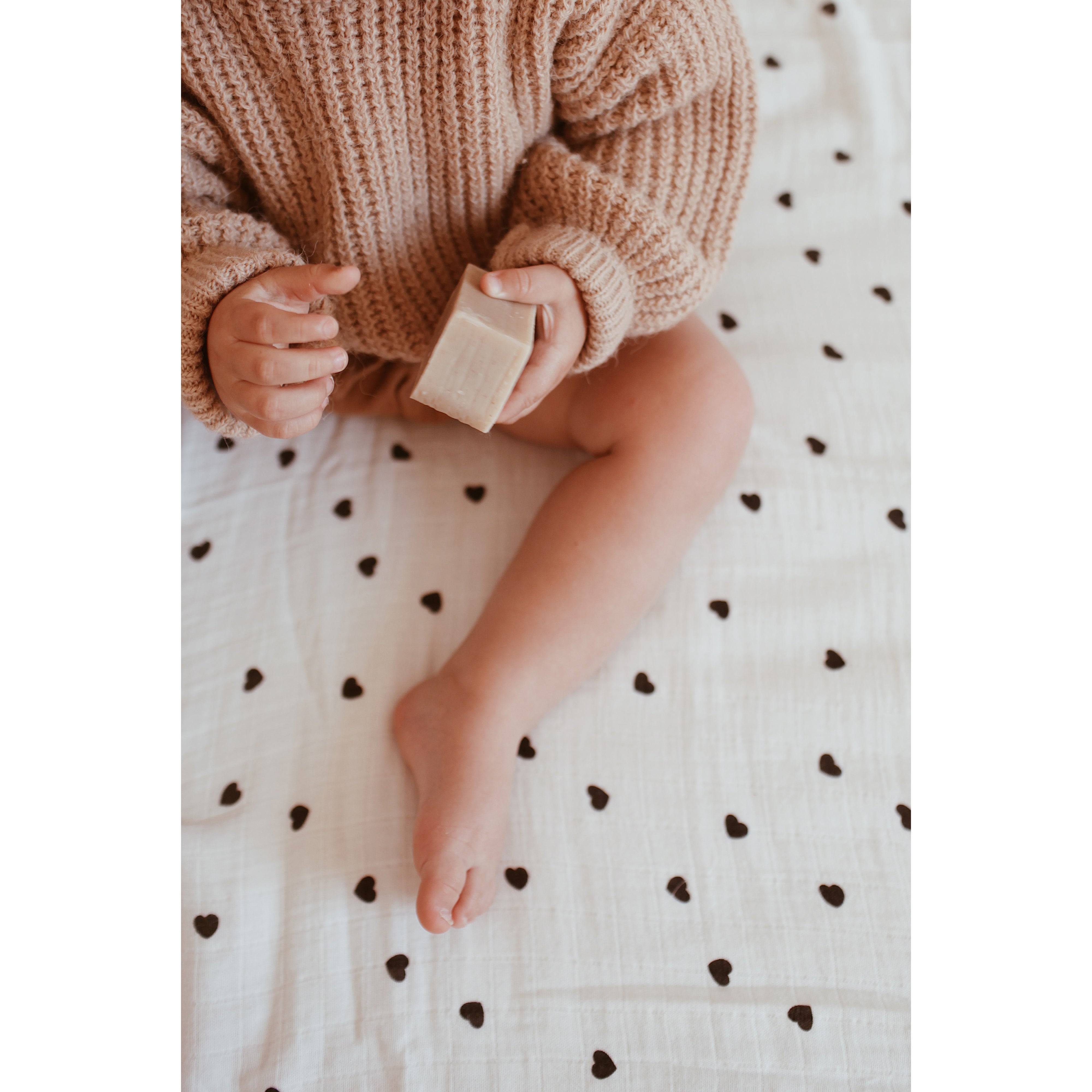 rose-in-april-fitted-sheet-olivia-heart-print-ecru- (2)