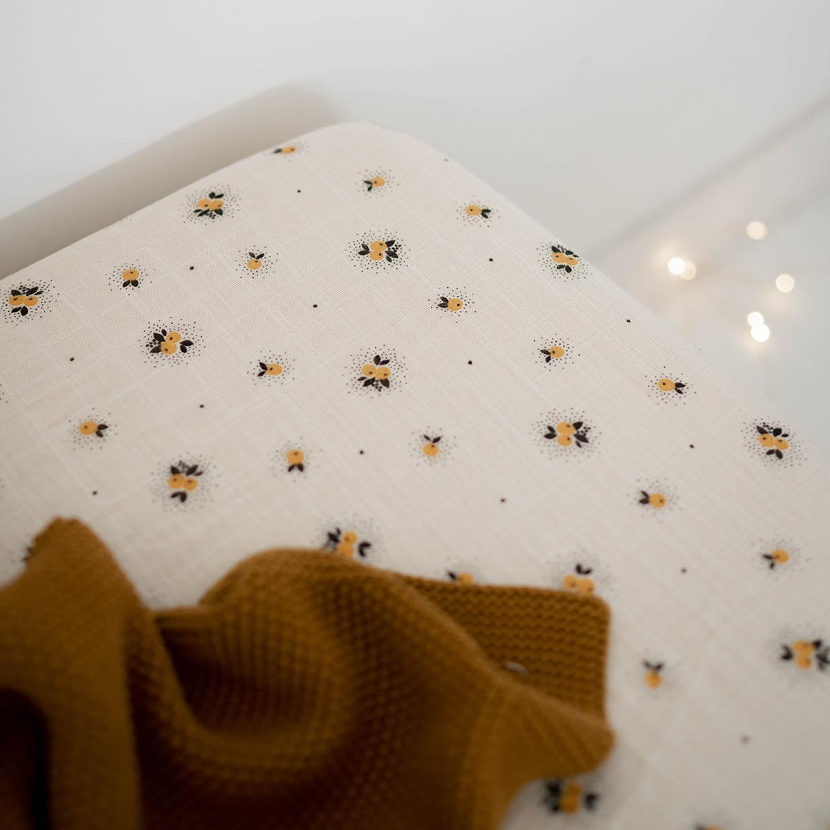 rose-in-april-fitted-sheet-yellow-apple-olivia-print-ecru-ria-art000000785 (3)