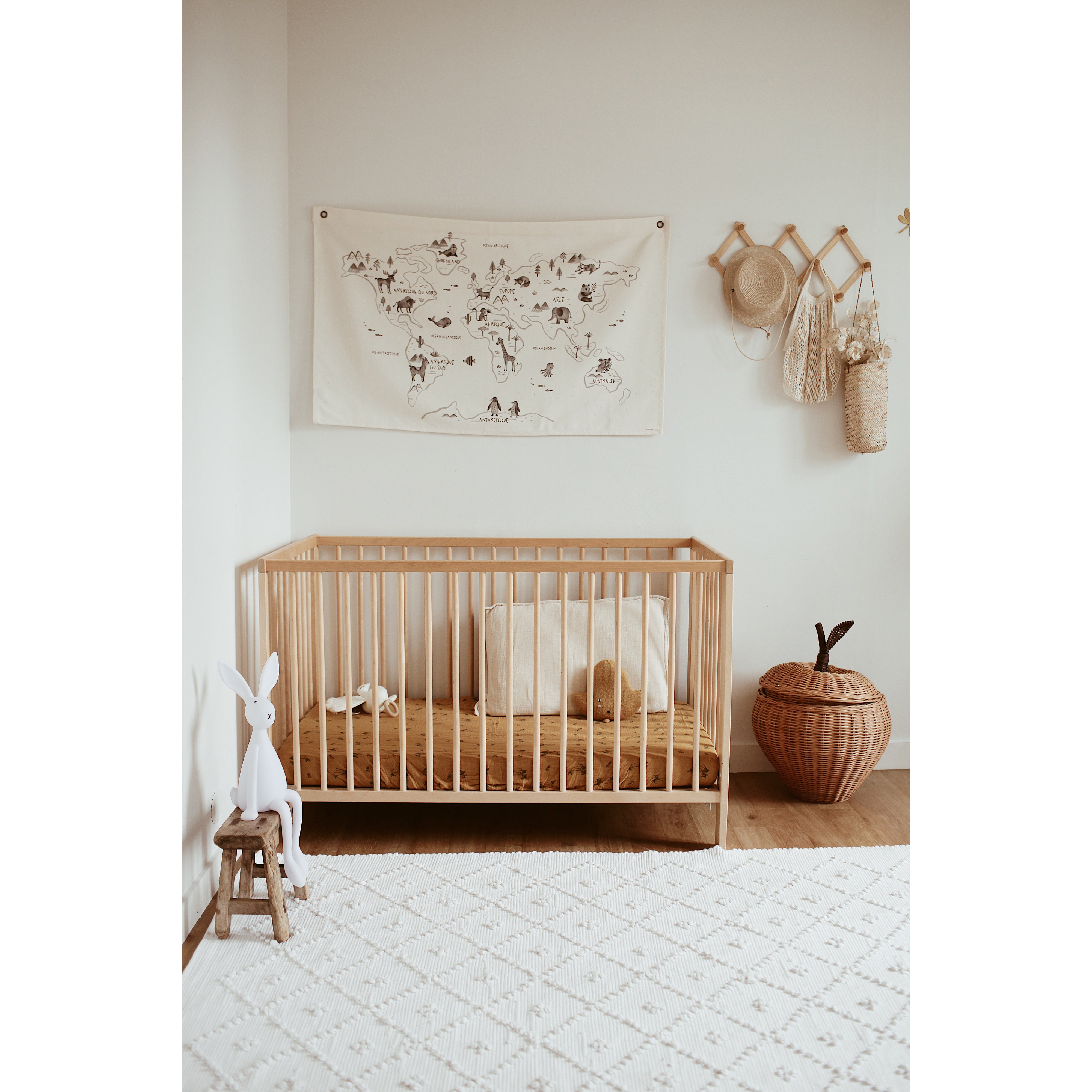 rose-in-april-printed-world-map-on-canvas-english-version- (4)