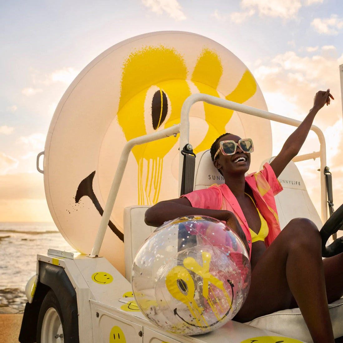 sunnylife-50th-birthday-luxe-lie-on-smiley-sunl-s2llies5- (5)