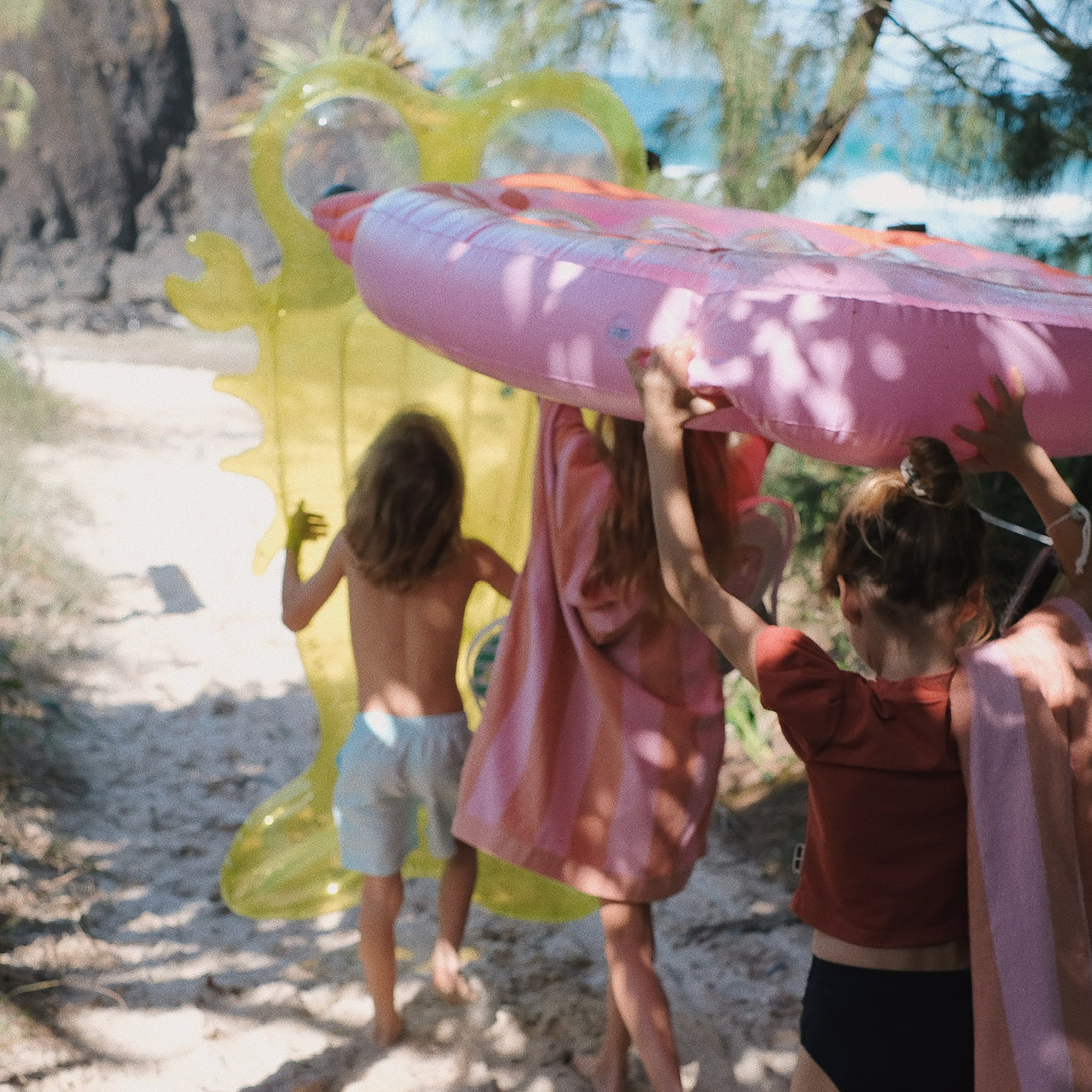 sunnylife-luxe-lie-on-float-strawberry-pink-berry-sunl-s3lliesb- (12)