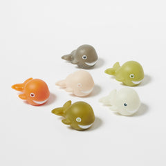 sunnylife-whale-bath-squirters-whale-set-of-6-sunl-s22squwh- (1)